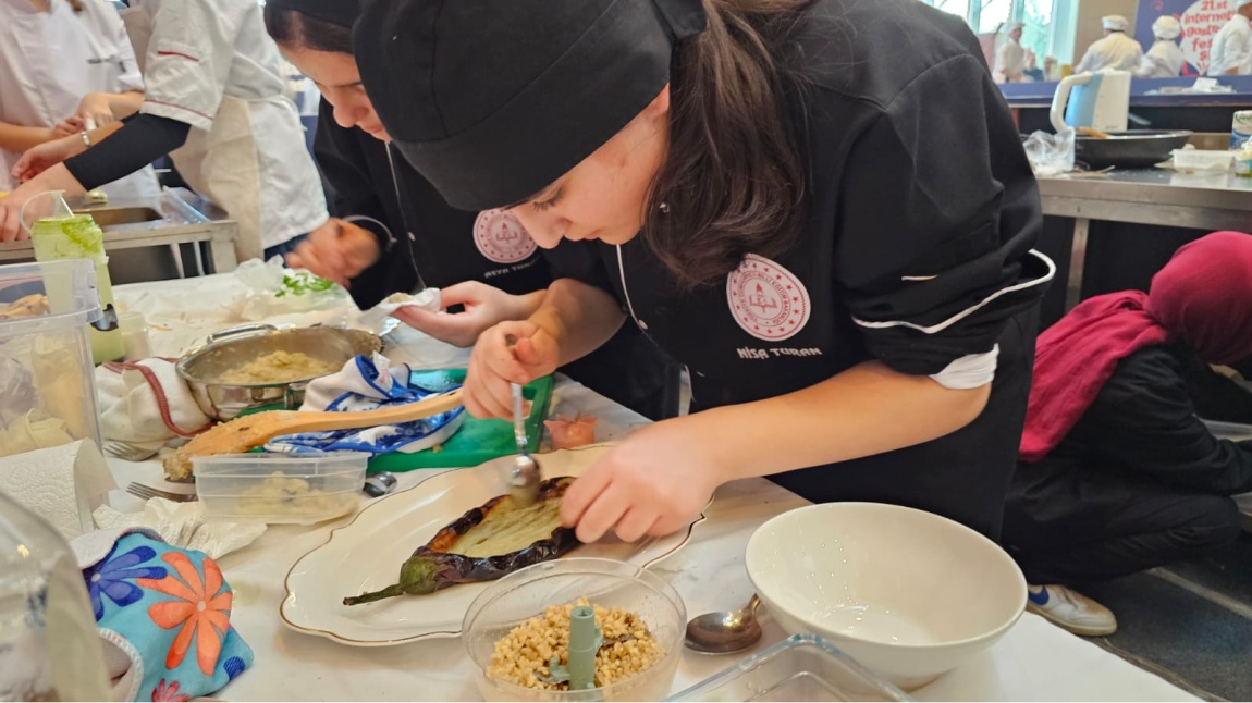 OKULUMUZ YİYECEK İÇECEK ALANI ÖĞRENCİLERİ TÜRKİYE AŞÇILAR VE ŞEFLER FEDERASYONU TARAFINDAN DÜZENLENEN İSTANBUL ULUSLARARASI GASTRONOMİ FESTİVALİ VE YEMEK YARIŞMASINA KATILDI